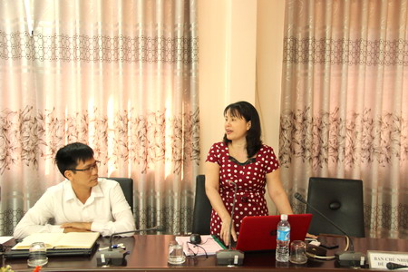 Thạc sĩ Bùi Thị Minh Tuyết, đại diện Ban chủ nhiệm báo cáo kết quả thực hiện đề tài